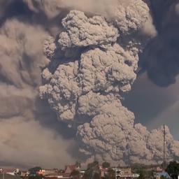 Video | Indonesische vulkaan zorgt voor kilometers hoge aswolk op Sumatra