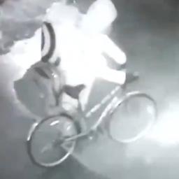 Video | ‘Maaltijdbezorger’ spuit met fiets chemicaliën op kantoor Russische krant