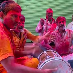 Video | Ondanks oproep vieren Indiërs massaal samen het Holi-feest