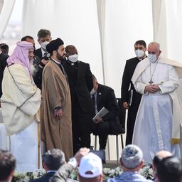 Paus Franciscus draagt voor het eerst mis op in Irak
