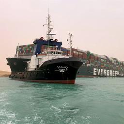 Poging om gestrand containerschip in Suezkanaal vlot te trekken mislukt
