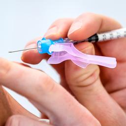 Prikfraudeurs injecteerden twee bejaarde vrouwen thuis met ‘coronavaccin’