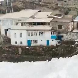 Video | Russisch dorpje ontsnapt ternauwernood aan lawine