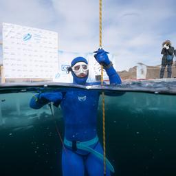 Video | Russische duiker vestigt wereldrecord met diepte van 80 meter