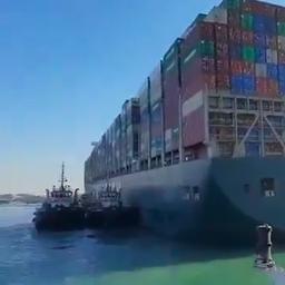 Video | Sleepboten trekken containerschip in Suezkanaal deels los