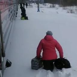 Video | Treinreizigers zakken door dik pak sneeuw na uitstappen in Rusland