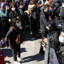 Turkse vrouwen massaal de straat op voor bescherming tegen huiselijk geweld