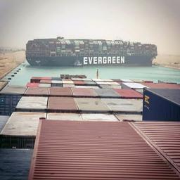 Vastgelopen containerschip in Suezkanaal weer deels rechtgetrokken