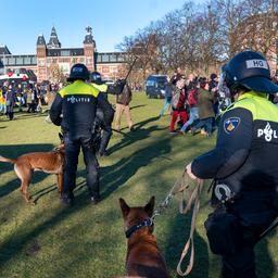 Zeventien arrestaties na ingrijpen Amsterdamse driehoek bij demonstraties