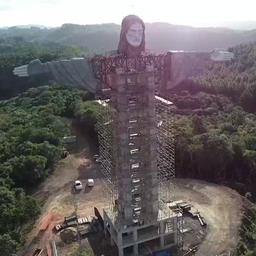 Video | Drone filmt bouw van enorm Jezusbeeld in Braziliaanse jungle