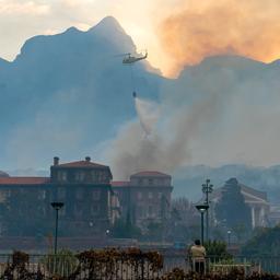 Grote brand op Tafelberg in Zuid-Afrika, universiteit deels afgebrand