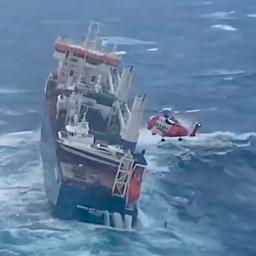 Video | Helikopter redt bemanning van Nederlands vrachtschip bij Noorwegen