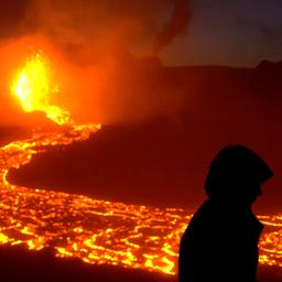 Video | IJslandse vulkaan spuwt lava tientallen meters de lucht in