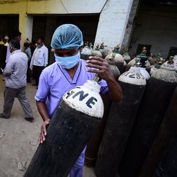 Indiase ziekenhuizen kampen met zuurstoftekort, coronacijfers blijven oplopen