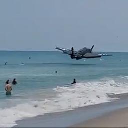 Video | Klassiek oorlogsvliegtuig maakt noodlanding bij druk strand in Florida