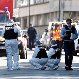 Macron bezoekt nabestaanden doodgestoken agente in Frans politiebureau