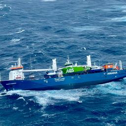 Opvarenden Nederlands vrachtschip geëvacueerd vanwege risico op kapseizen