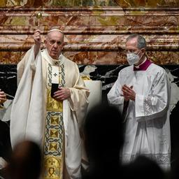 Paus Franciscus roept op om coronavaccins te delen met armste landen