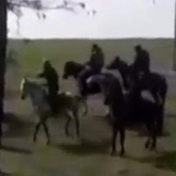 Video | Politie houdt Kozakken tegen die te paard naar Dagestan willen