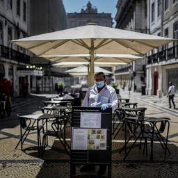 Portugal heropent terrassen en musea na coronagolf die de zorg verlamde