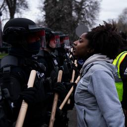 Rellen in Minnesota om politiegeweld dat zwarte man mogelijk fataal werd