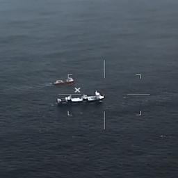 Video | Sleepboten brengen Nederlands vrachtschip naar Noorse haven