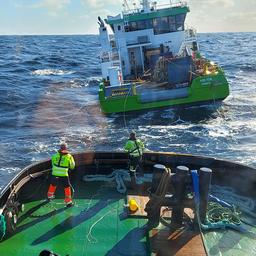 Stuurloos geraakt Nederlands schip voor Noorse kust vastgelegd aan sleepboot