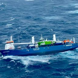 Stuurloos Nederlands vrachtschip voor Noorse kust wordt geborgen