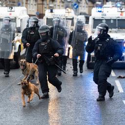 Tientallen agenten gewond bij aanhoudende rellen in Noord-Ierland