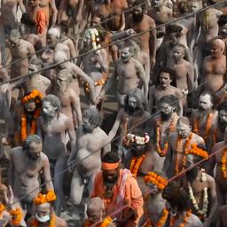Video | Twee miljoen hindoes trekken naar Ganges voor religieus feest