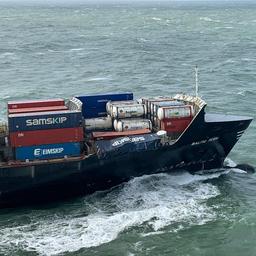 Vrachtschip verliest vijf containers voor de kust van Ameland