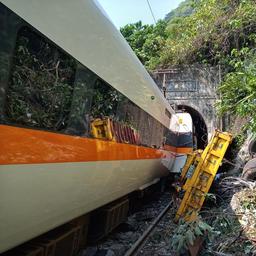 Vrachtwagen gleed vlak voor fataal treinongeluk Taiwan op het spoor