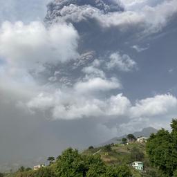 Vulkaan op Saint Vincent blijft as spuwen, duizenden inwoners geëvacueerd