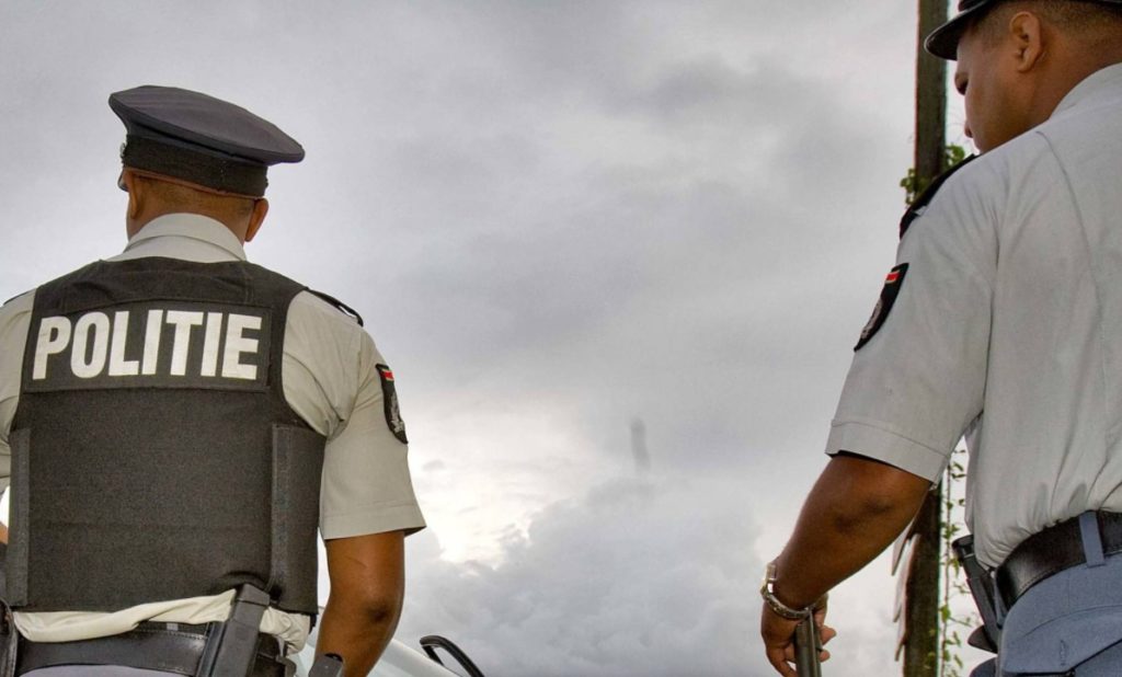 Betoging politie in Paramaribo tegen regeringsbeleid
