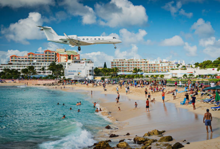 Sint-Maarten krijgt nog geen coronasteun, bestuur vliegveld niet op orde