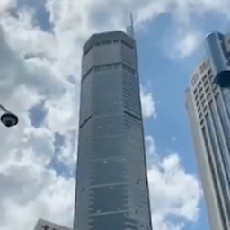 Video | Chaos in Chinese stad om wankelende wolkenkrabber