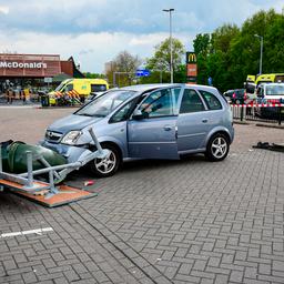 Drie gewonden doordat auto door hek bij McDonald’s Hoogvliet schiet