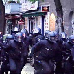Video | Duitse ME voert charges uit tijdens grote rellen in Berlijn