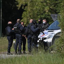 Fransman steekt en schiet agenten neer en overlijdt na schotenwisseling