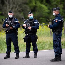 Klopjacht naar verdachte van dubbele moord gaande in Frans bos