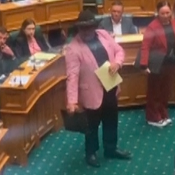 Video | Maori-politicus uit Nieuw-Zeelands parlement gestuurd na haka