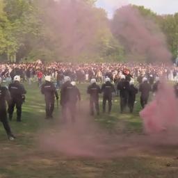 Video | Politie maakt met waterkanonnen einde aan illegaal feest in Brussel
