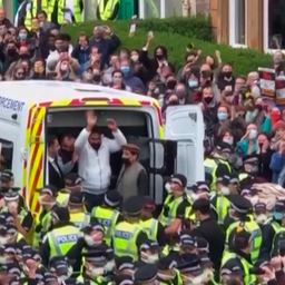 Video | Schotse politie laat opgepakte Indiërs vrij uit busje na urenlang protest