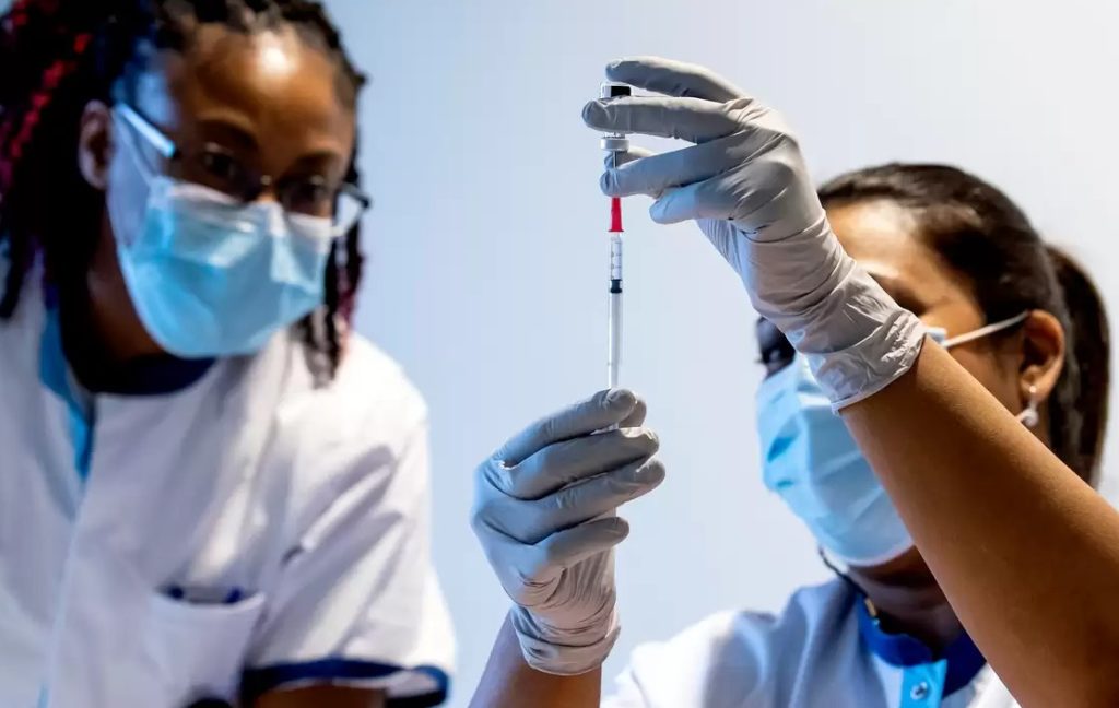 ‘Overheid laat verplichting vaccinatie door werkgevers oogluikend toe’