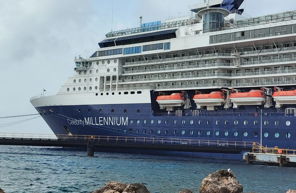 Twee besmettingen op cruiseschip op Curaçao
