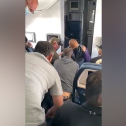 Video | Amerikaanse steward overmant passagier die cockpit wil betreden