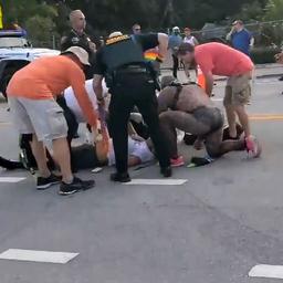 Automobilist rijdt in op prideparade in VS, een dode en gewonde