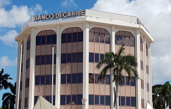 Banco di Caribe biedt ouderen lening voor laptop aan
