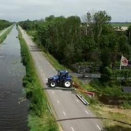 Video | Boeren in Schagen pompen uit noodzaak zelf ondergelopen land leeg