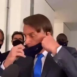 Video | Bolsonaro doet mondkapje af en noemt journalist klootzak